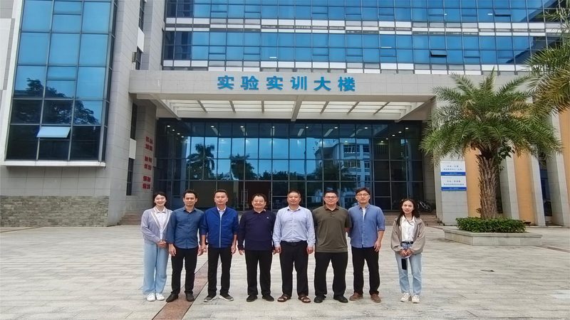 在设计PCB电路板时，需要注意以下规范：